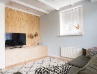 Een houten lamelwand maakt van je woonkamer een heel ander vertrek