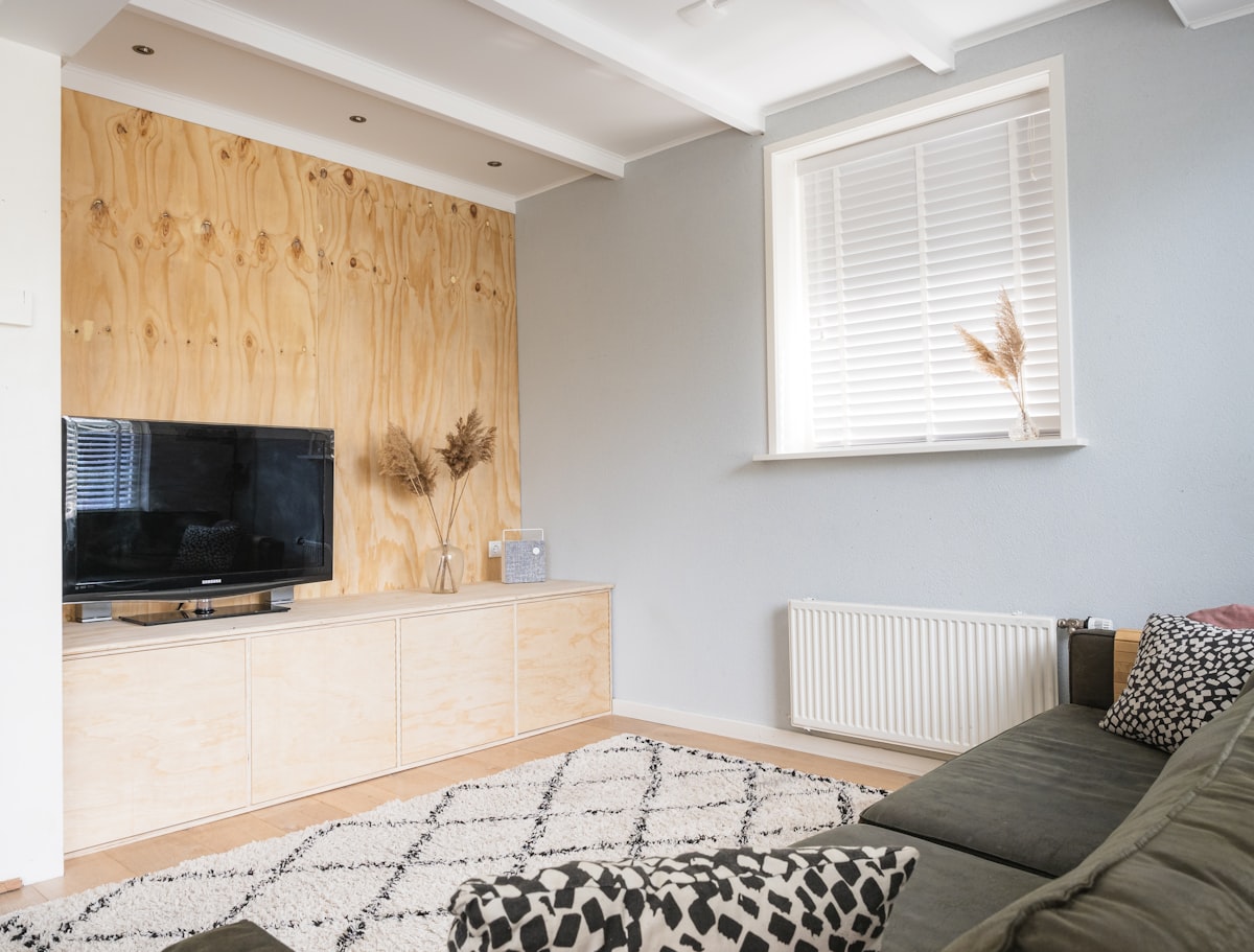 Een houten lamelwand maakt van je woonkamer een heel ander vertrek